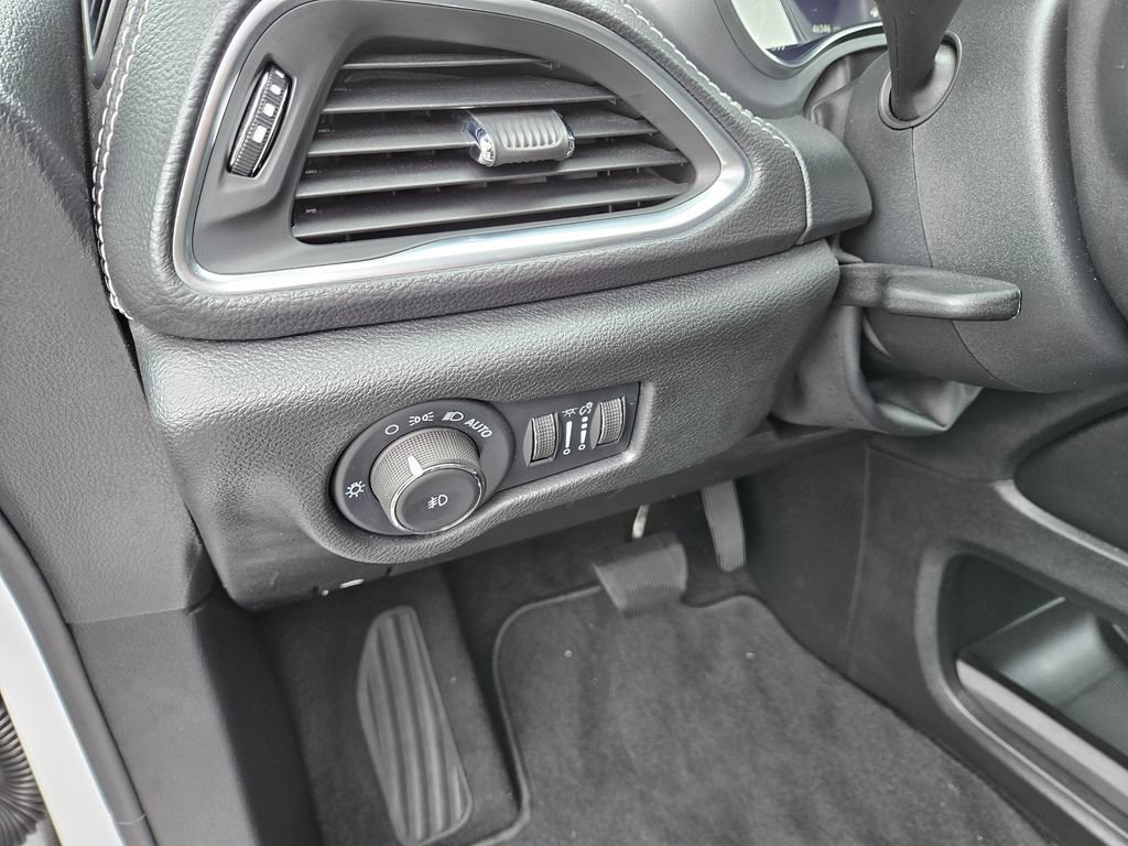 Used 2025 Chrysler Pacifica Limited FWD image 26