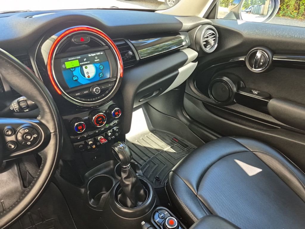 Used 2019 MINI Cooper 2-Door Hardtop w/ Signature Upholstery Package image 18