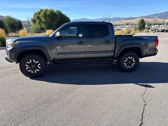 Used 2016 Toyota Tacoma TRD Off-Road AWD/4WD image 3
