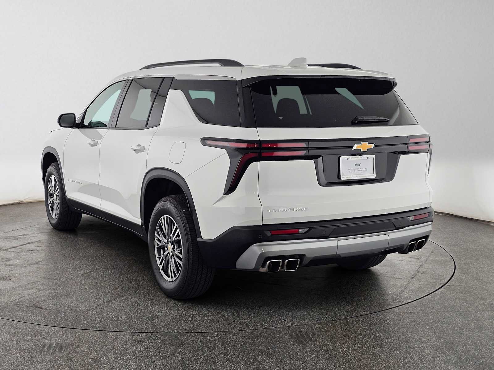 Used 2025 Chevrolet Traverse LT FWD image 5