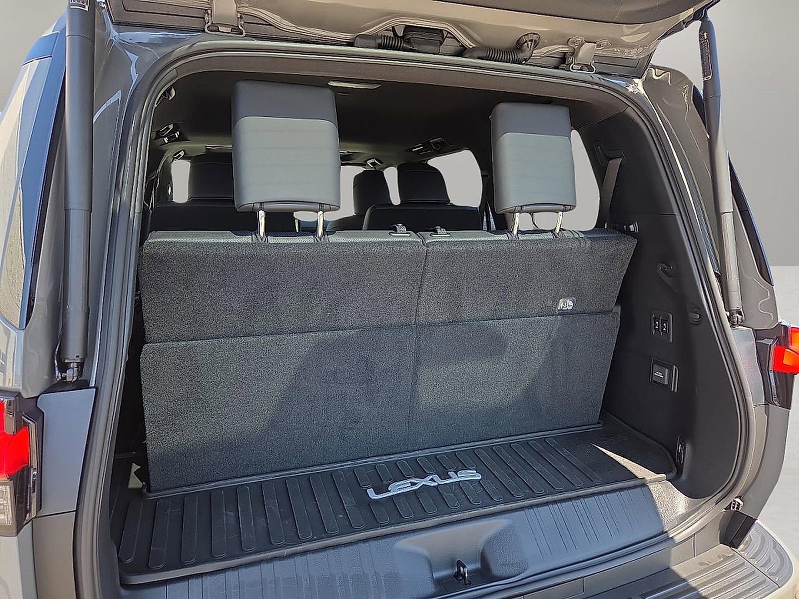Used 2025 Lexus GX 550 w/ Accessory Package (2T) AWD/4WD image 8