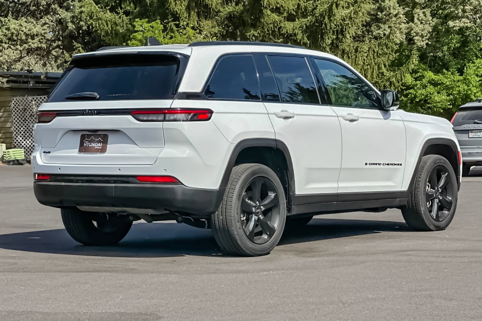 Used 2023 Jeep Grand Cherokee Altitude AWD/4WD image 4