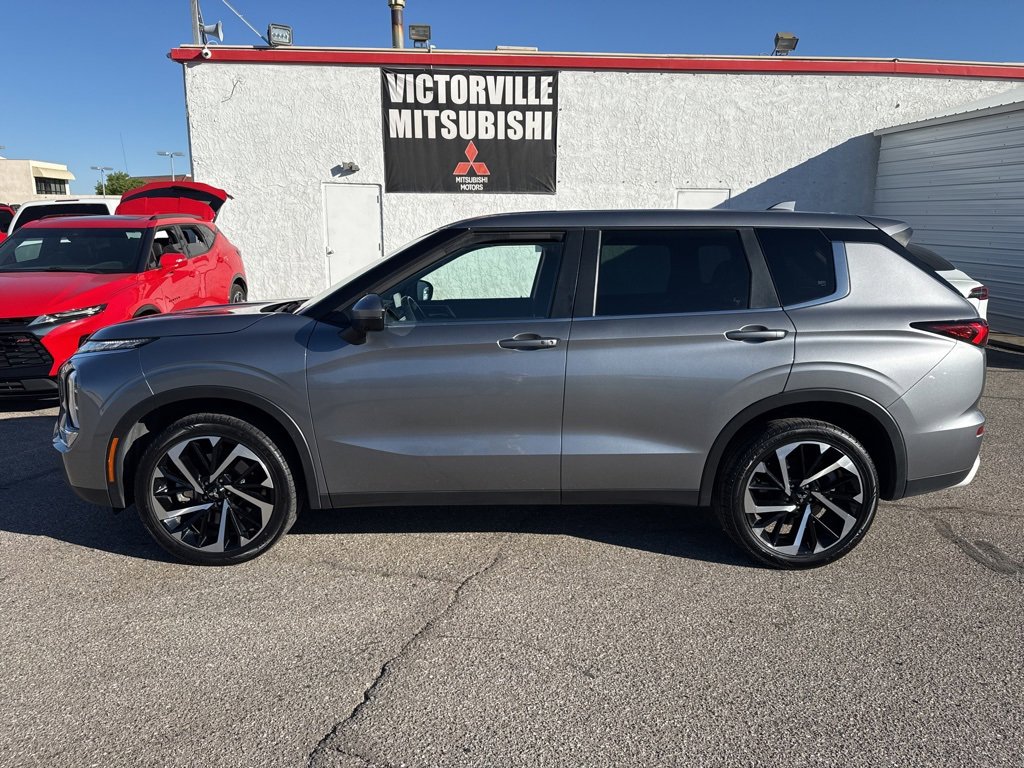 Used 2023 Mitsubishi Outlander SE image 4