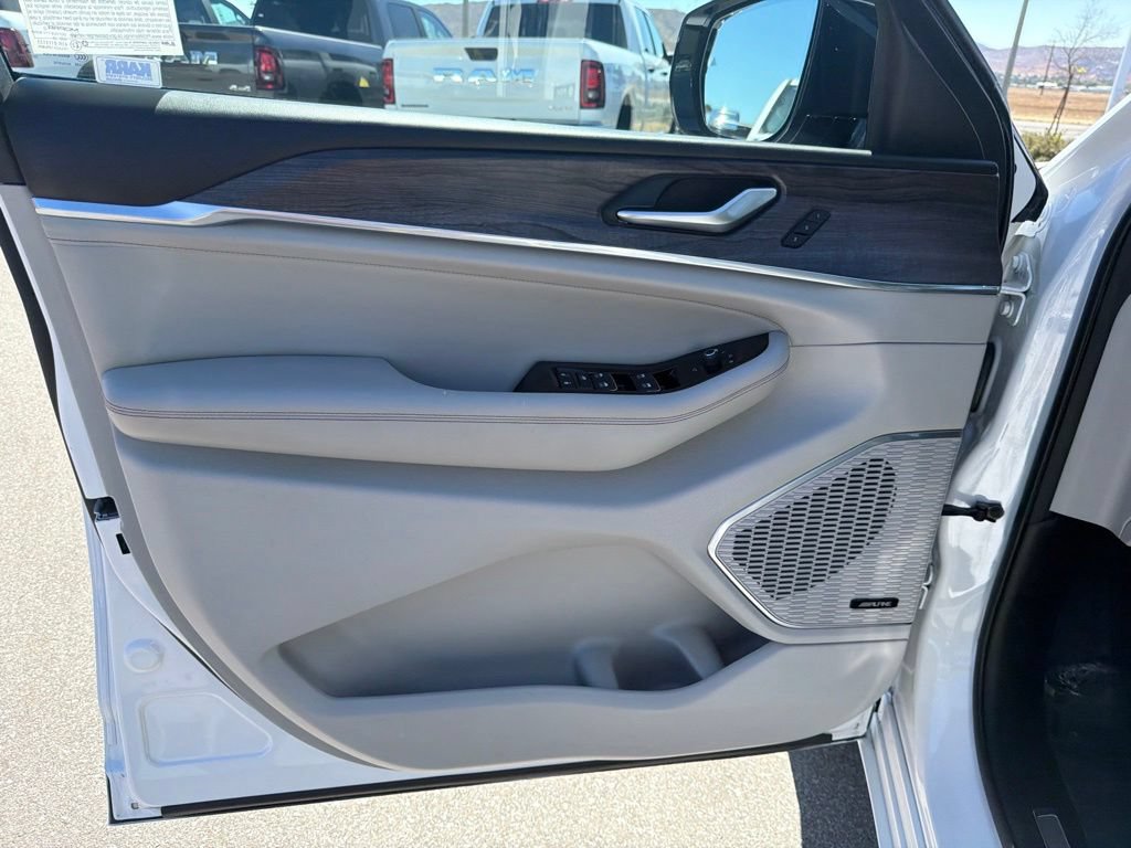 Used 2023 Jeep Grand Cherokee Overland AWD/4WD image 15
