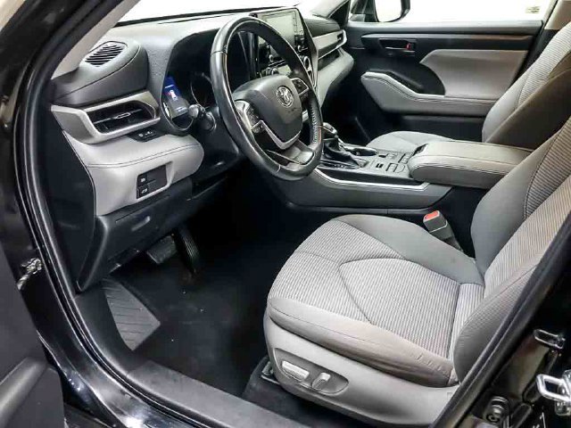 Used 2022 Toyota Highlander LE AWD/4WD image 9