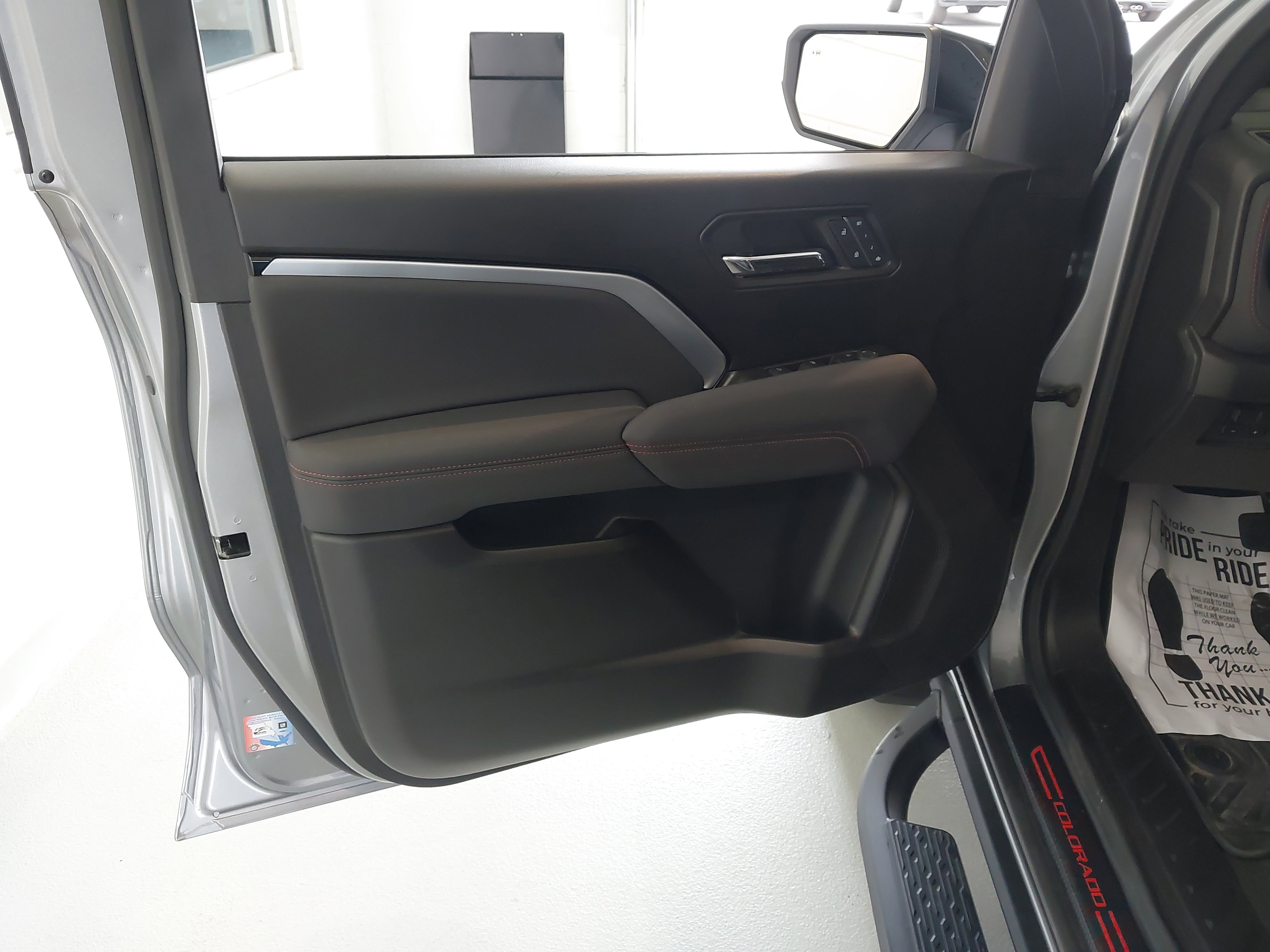 Used 2024 Chevrolet Colorado Z71 w/ Z71 Convenience Package 2 image 25