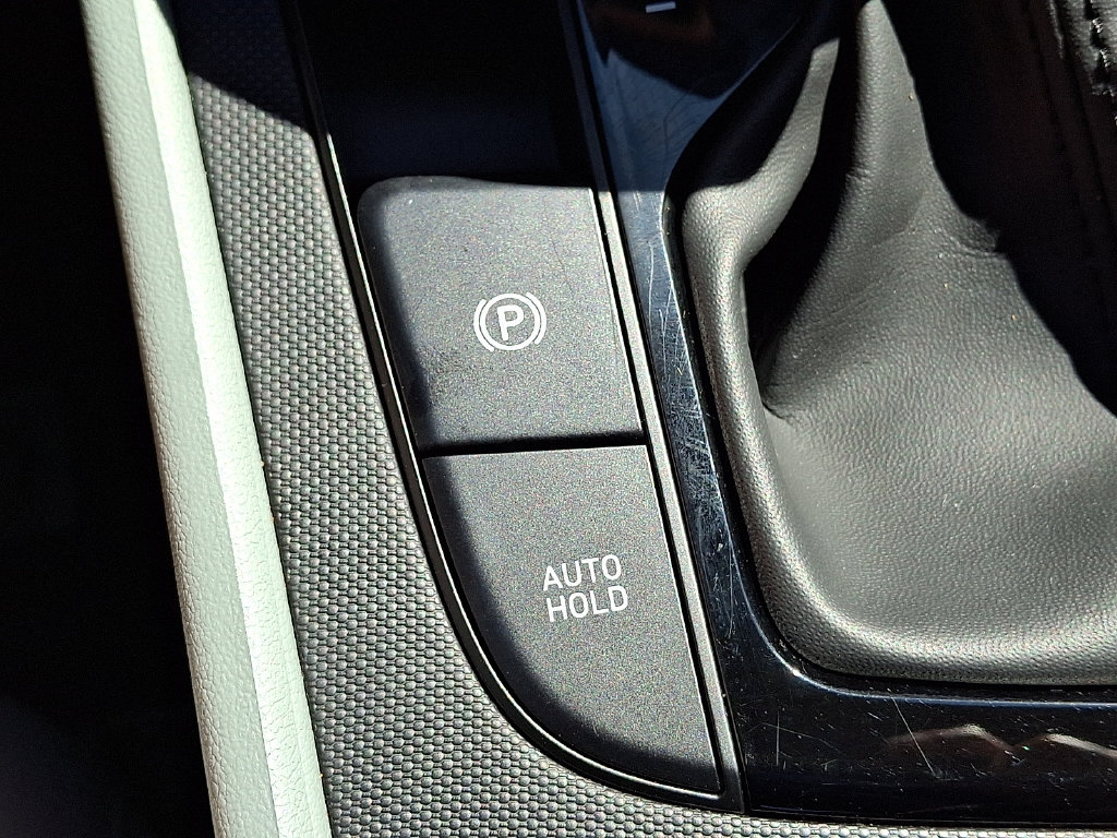 Certified 2025 Hyundai Elantra Limited FWD image 26