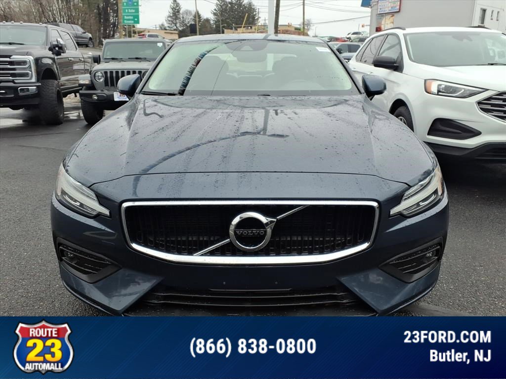 Used 2021 Volvo S60 T6 Momentum image 2