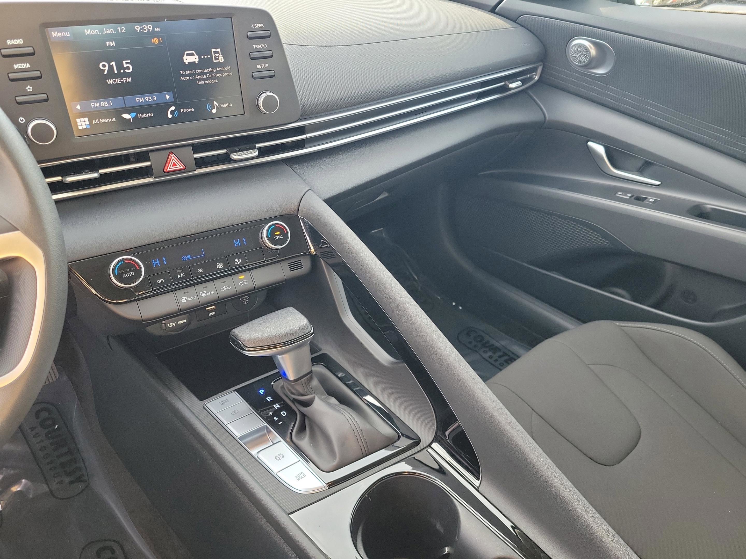 Used 2025 Hyundai Elantra Blue image 25