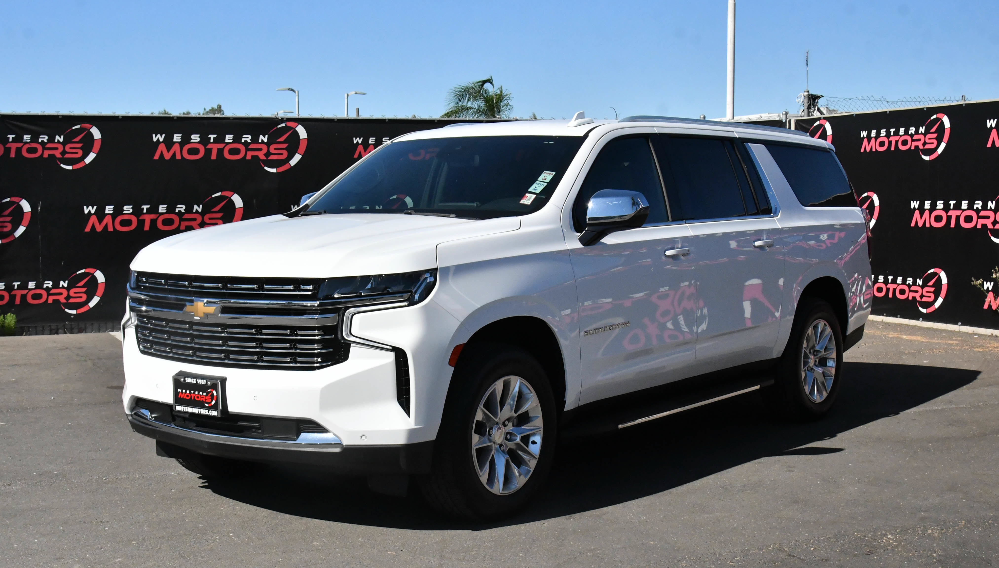 Used 2023 Chevrolet Suburban Premier RWD image 3