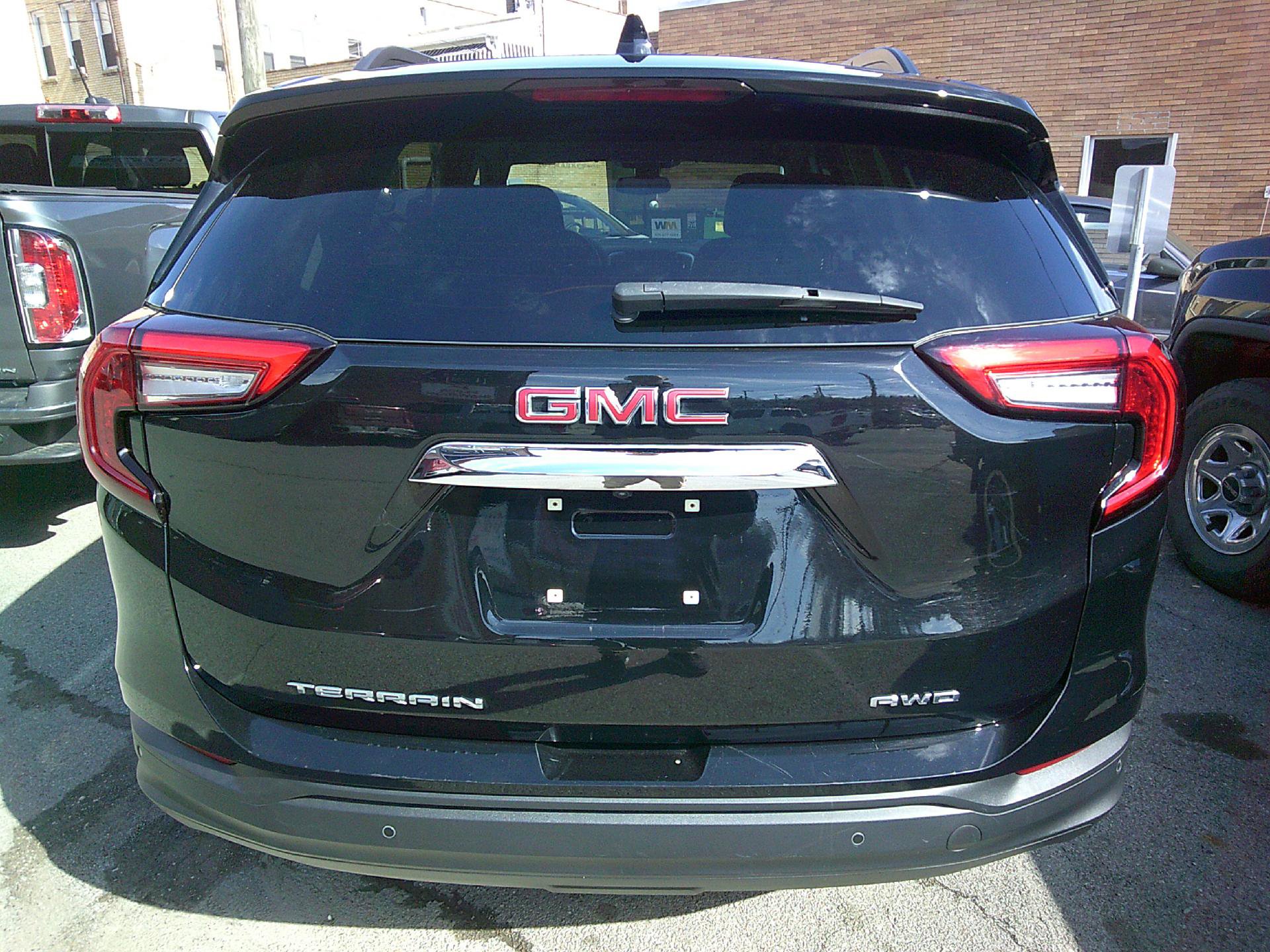 Used 2022 GMC Terrain SLE w/ Driver Convenience Package image 5
