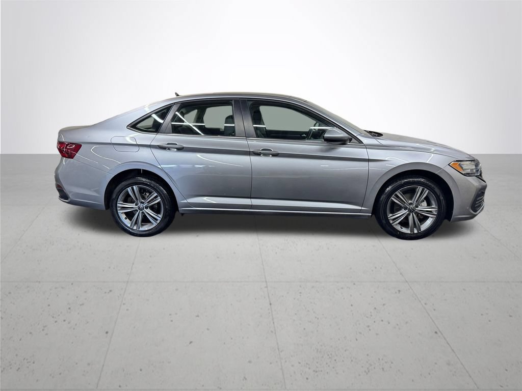 Used 2024 Volkswagen Jetta SE FWD image 8