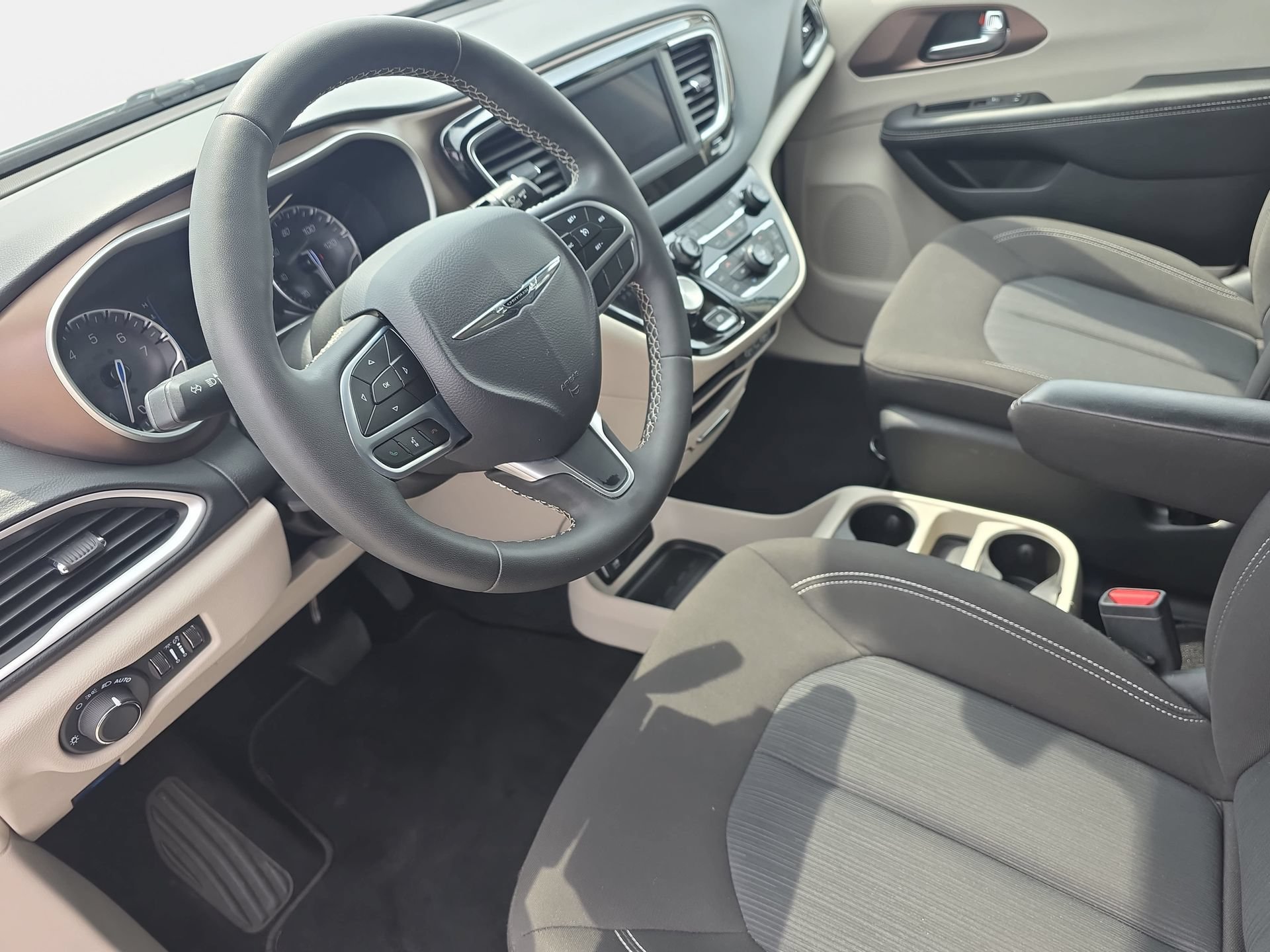 Used 2023 Chrysler Voyager LX FWD image 15