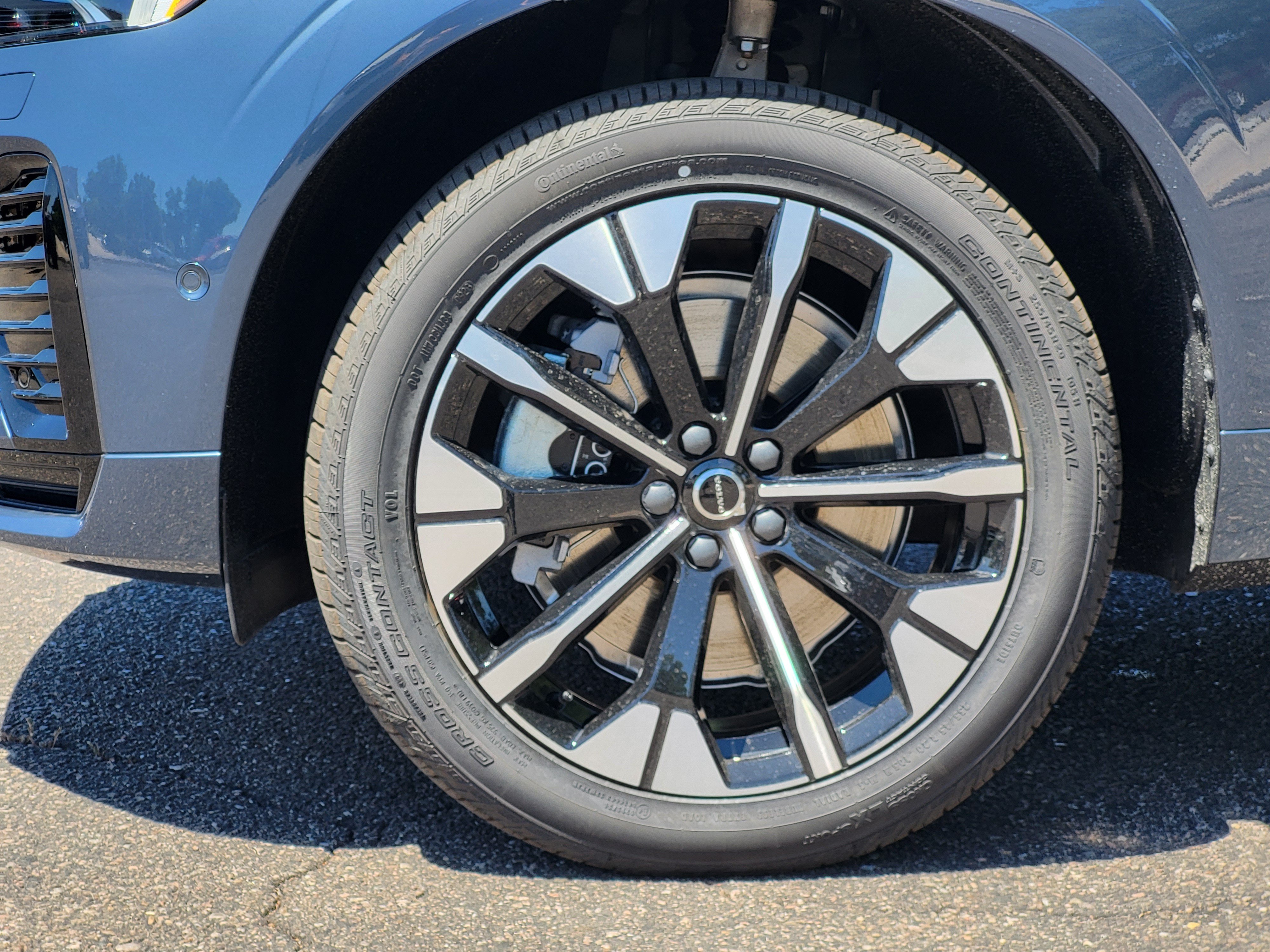 New 2026 Volvo XC60 T8 Plus w/ Protection Package Premier AWD/4WD image 7