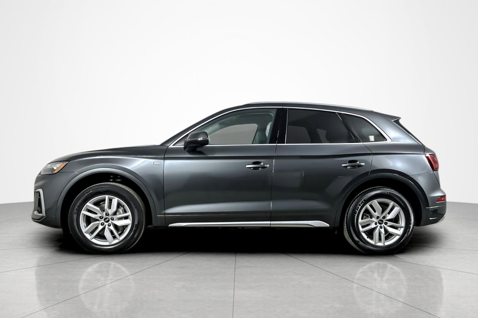 Used 2022 Audi Q5 2.0T Premium w/ Convenience Package image 2