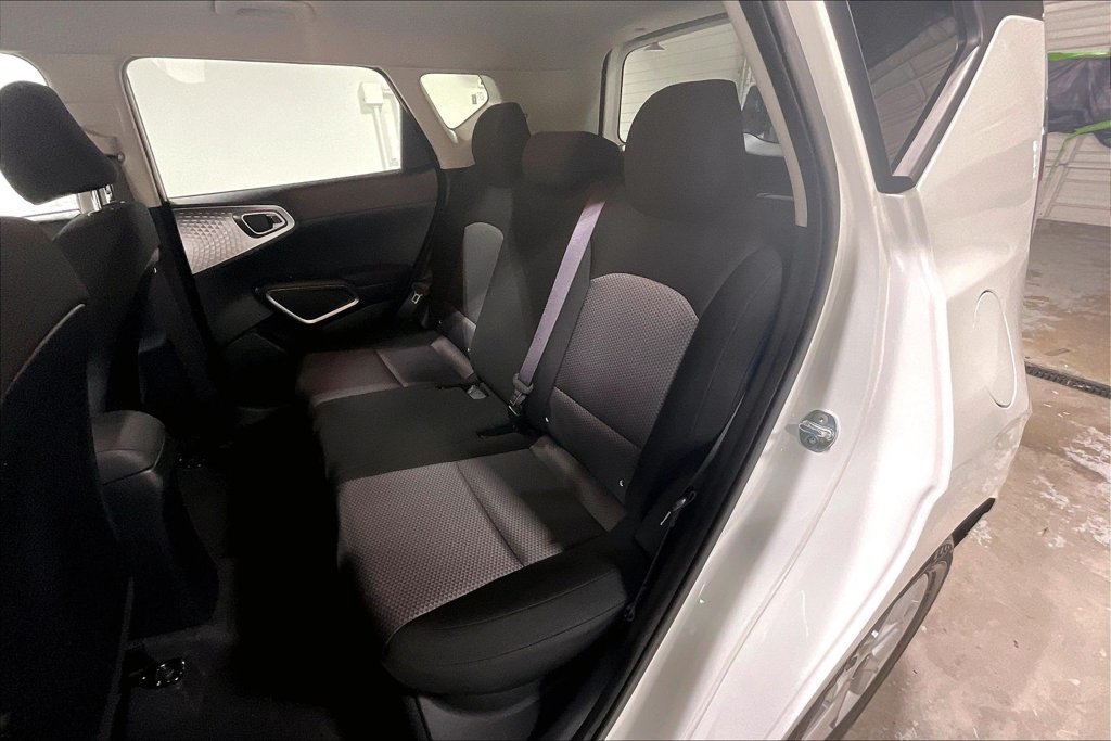 Used 2025 Kia Soul LX w/ LX Technology Package FWD image 31