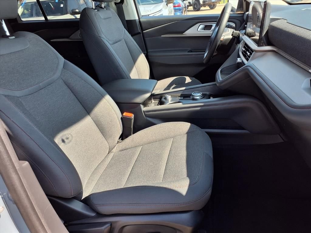 Used 2025 Ford Explorer Active RWD image 29