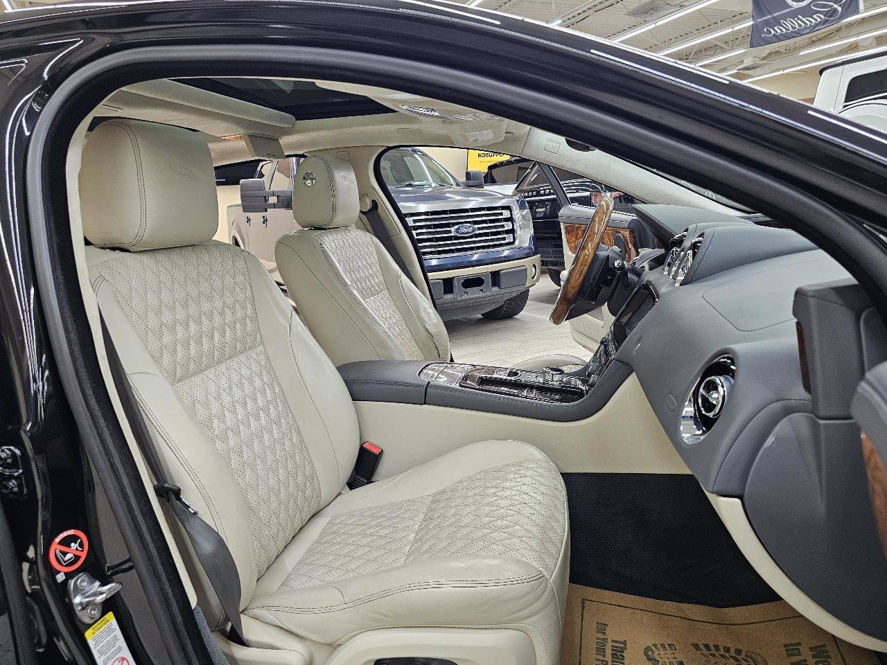 Used 2019 Jaguar XJ L Supercharged RWD image 19