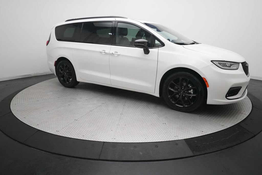 Used 2025 Chrysler Pacifica Limited FWD image 37