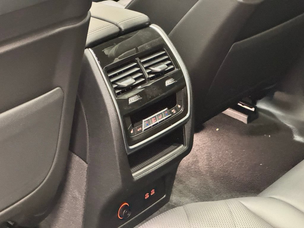Used 2026 BMW X7 xDrive40i w/ M Sport Package AWD/4WD image 19