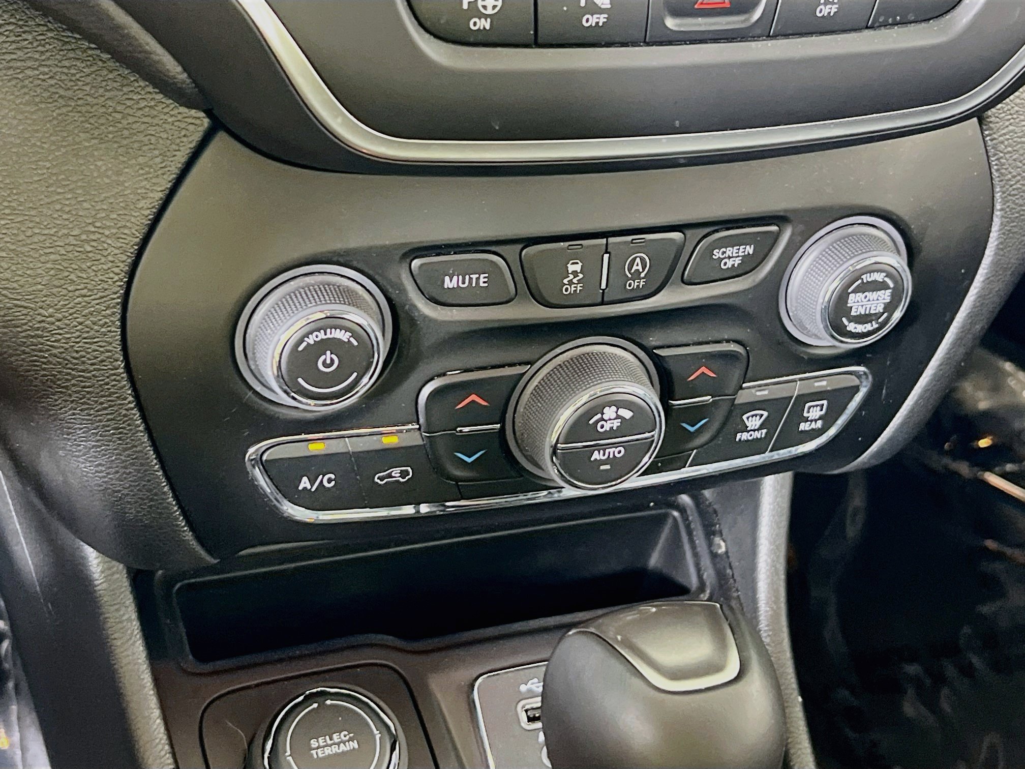 Used 2023 Jeep Cherokee Altitude Lux AWD/4WD image 16