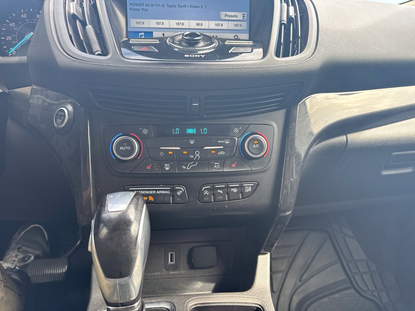 Used 2019 Ford Escape Titanium AWD/4WD image 25