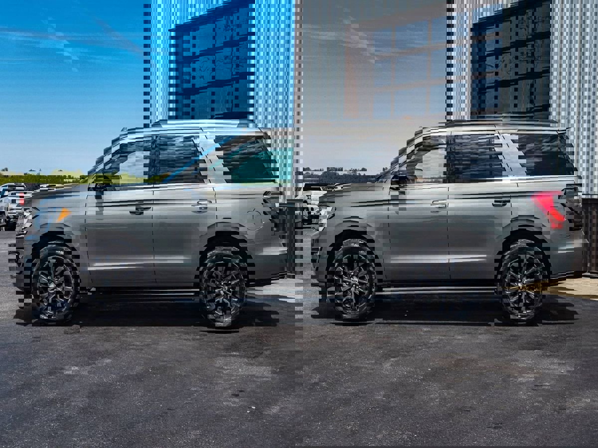 Used 2019 Ford Expedition Limited w/ Equipment Group 301A AWD/4WD image 2