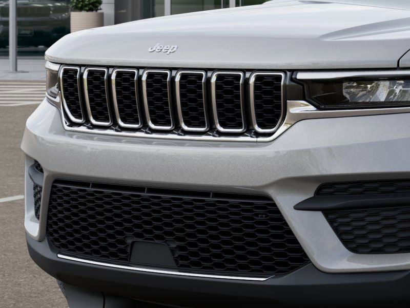 Used 2025 Jeep Grand Cherokee Laredo X w/ Luxury Tech Group I AWD/4WD image 12