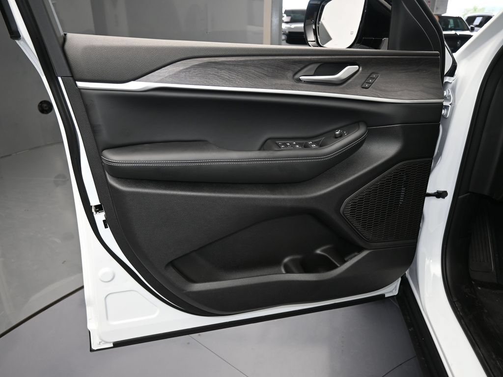 Used 2025 Jeep Grand Cherokee L Limited RWD image 12