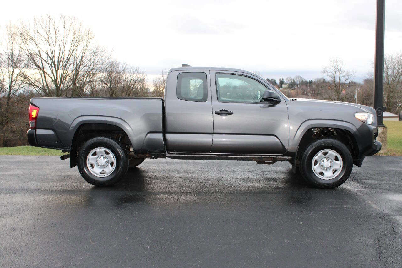 Used 2017 Toyota Tacoma 4x4 Access Cab image 2