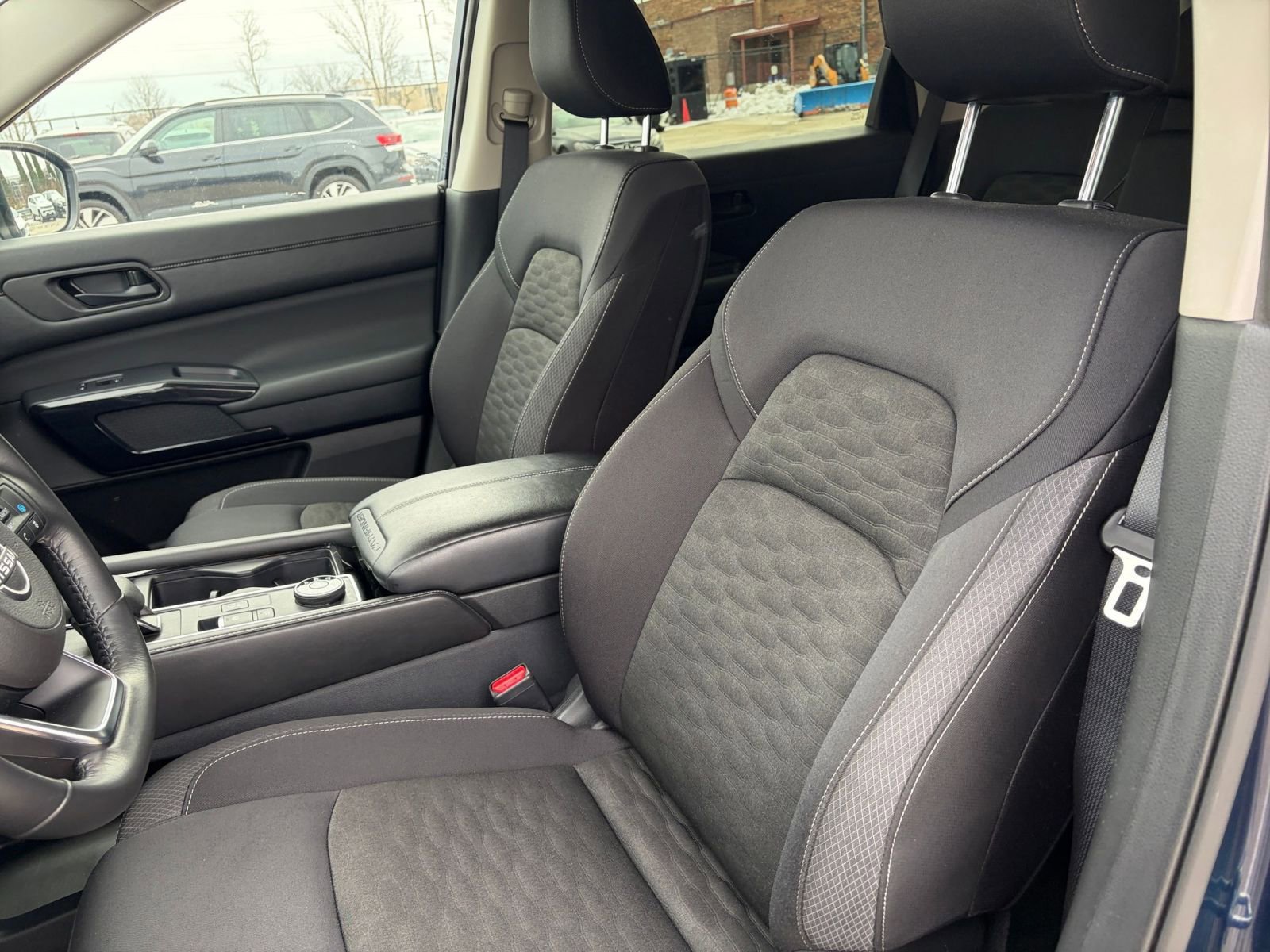 Used 2025 Nissan Pathfinder SV image 38