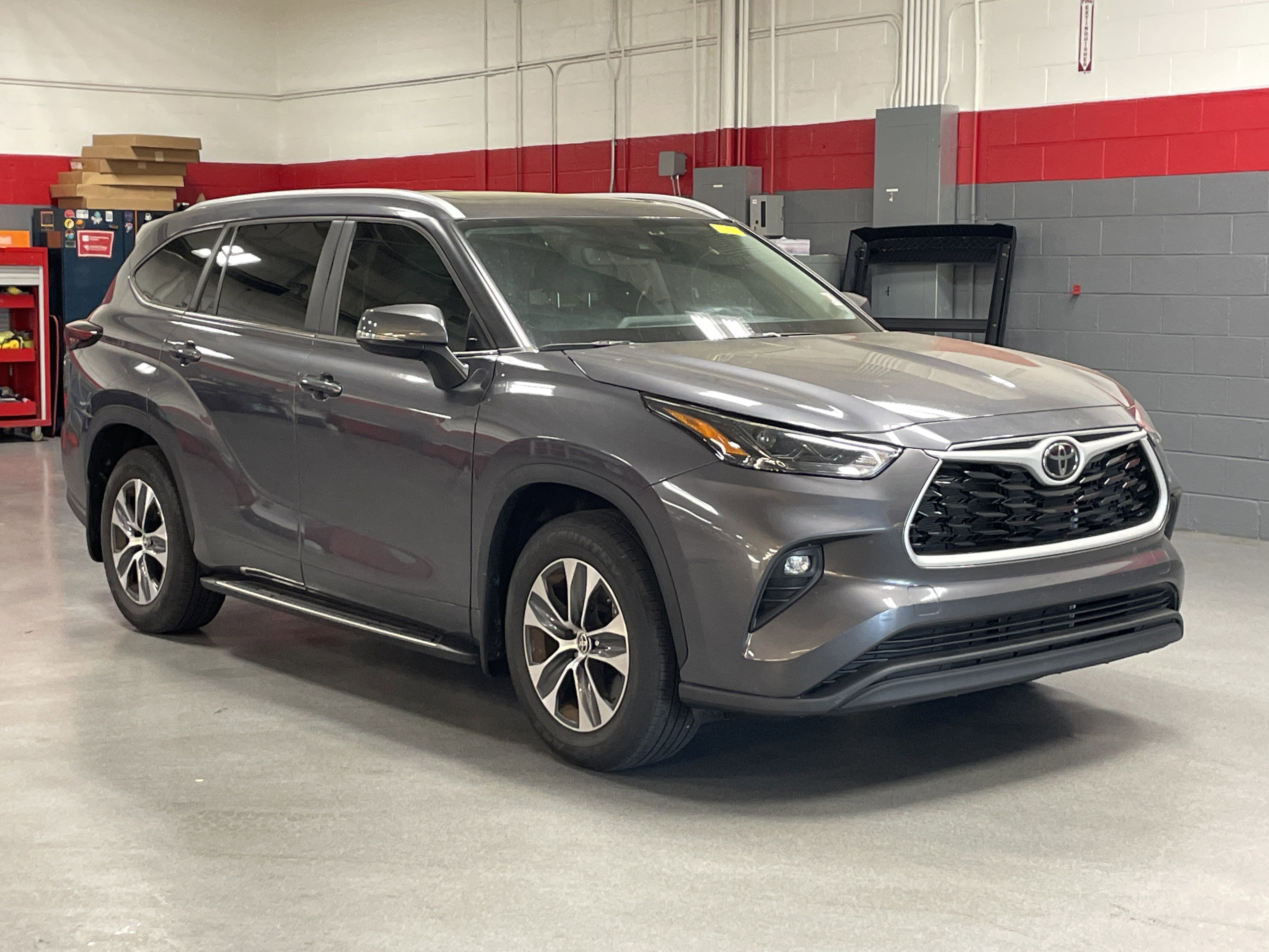 Used 2024 Toyota Highlander XLE FWD video 2