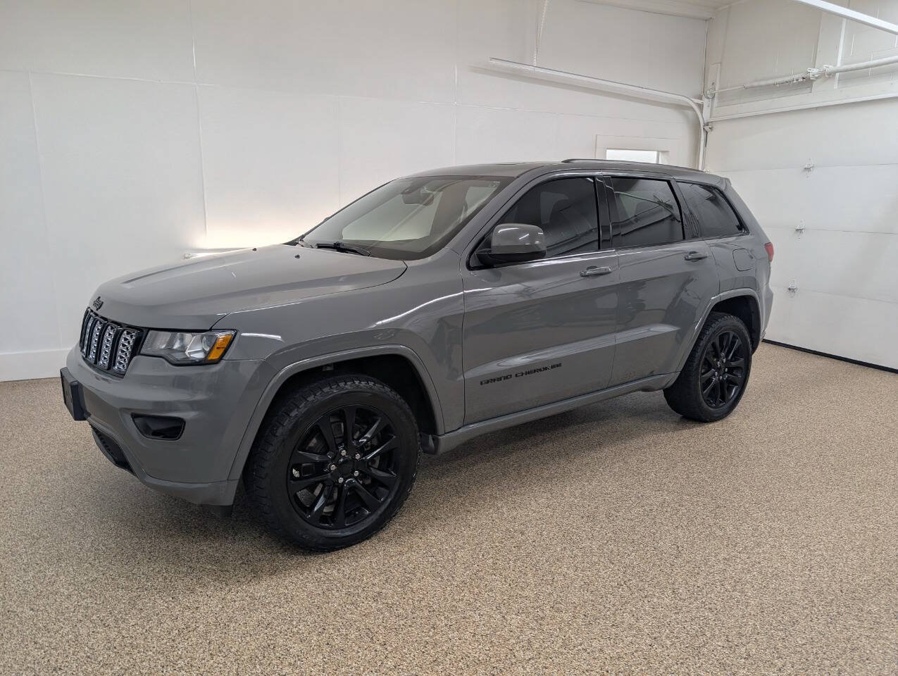 Used 2022 Jeep Grand Cherokee Altitude AWD/4WD image 1