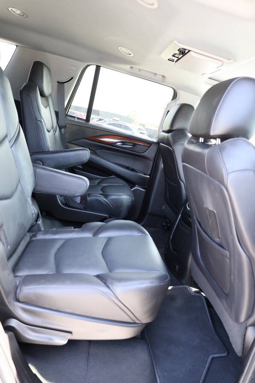 Used 2019 Cadillac Escalade Premium Luxury w/ LPO, Radiant Package AWD/4WD image 16