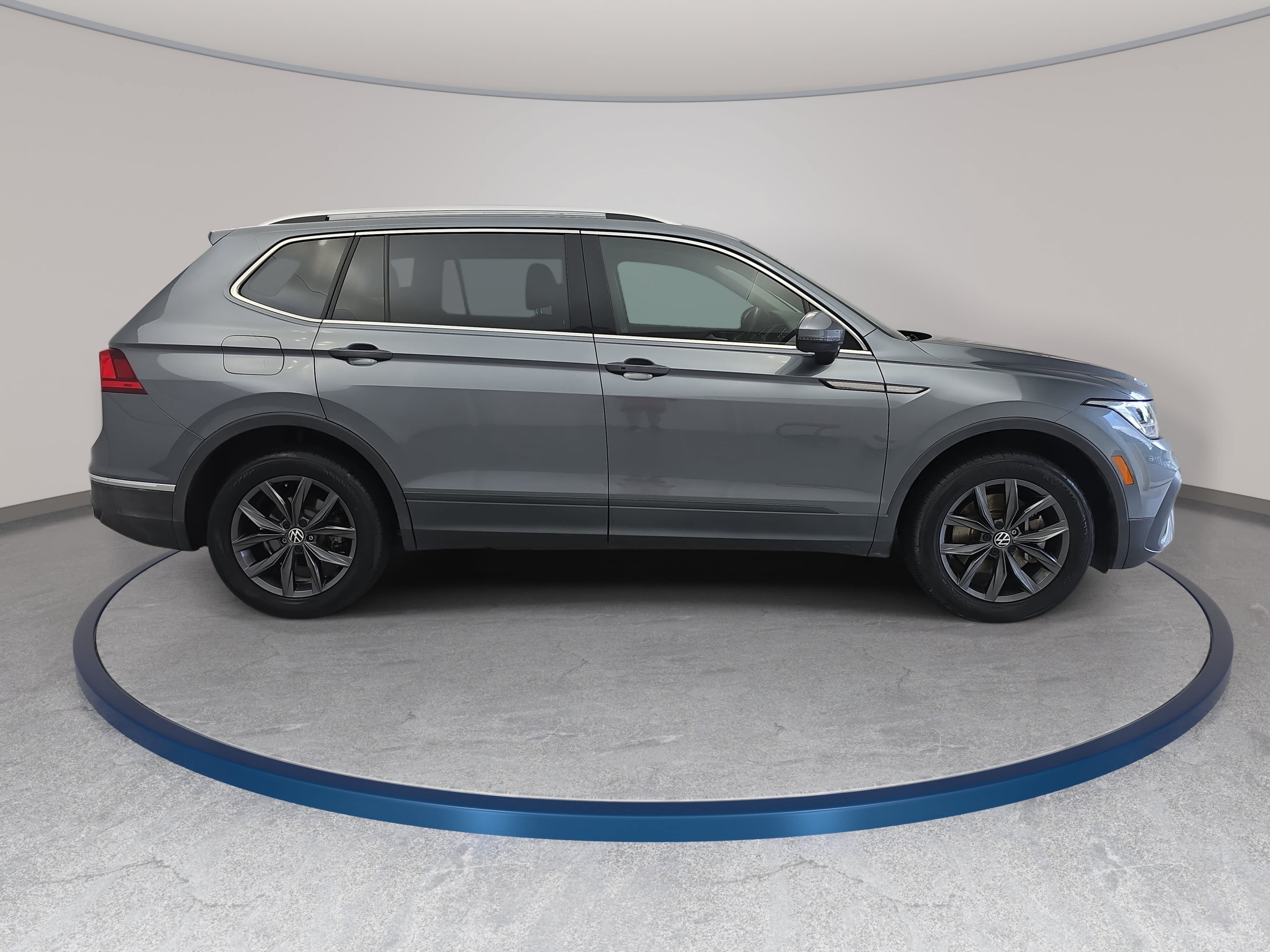 Used 2023 Volkswagen Tiguan SE FWD image 4
