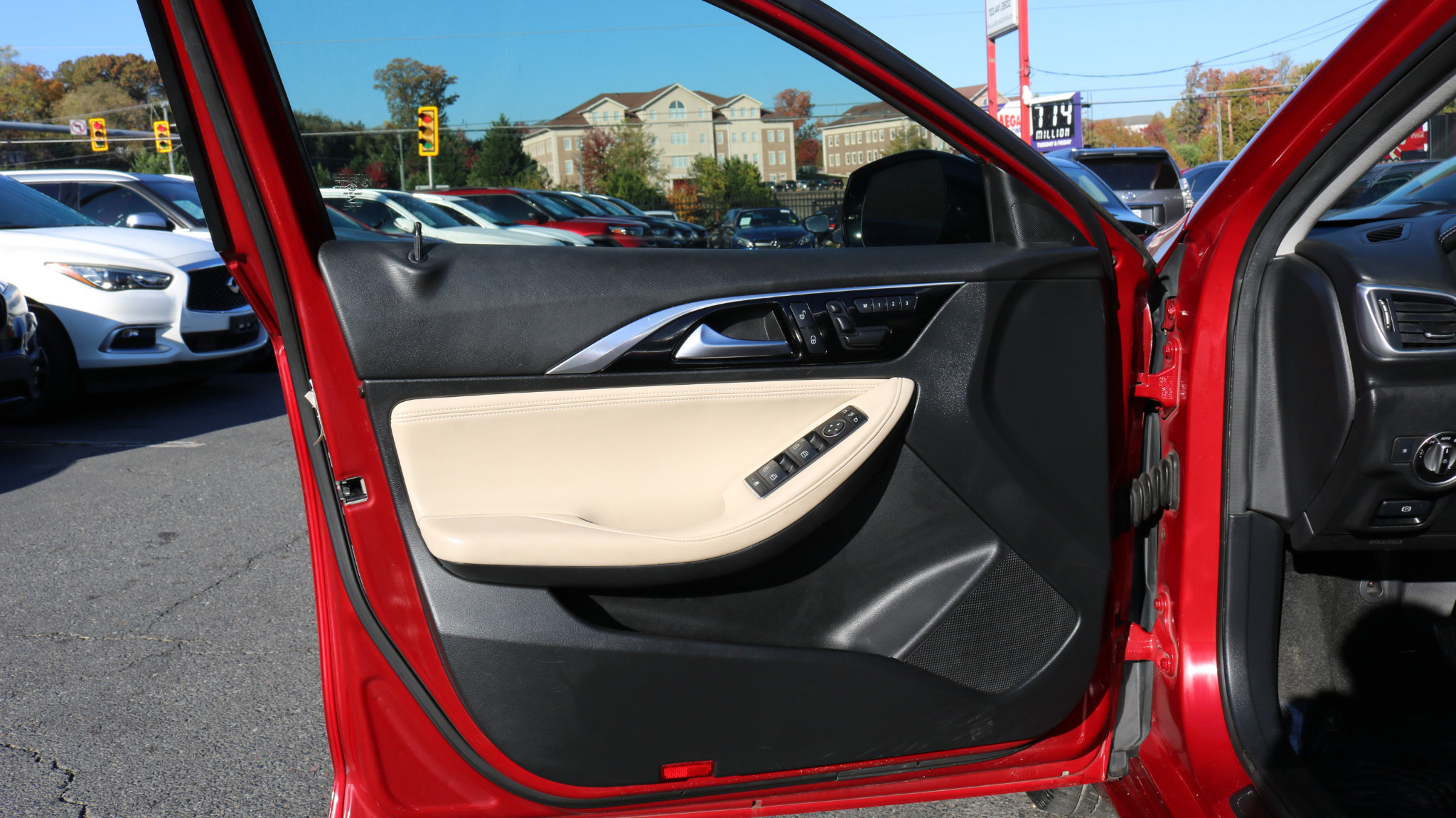 Used 2019 INFINITI QX30 image 12