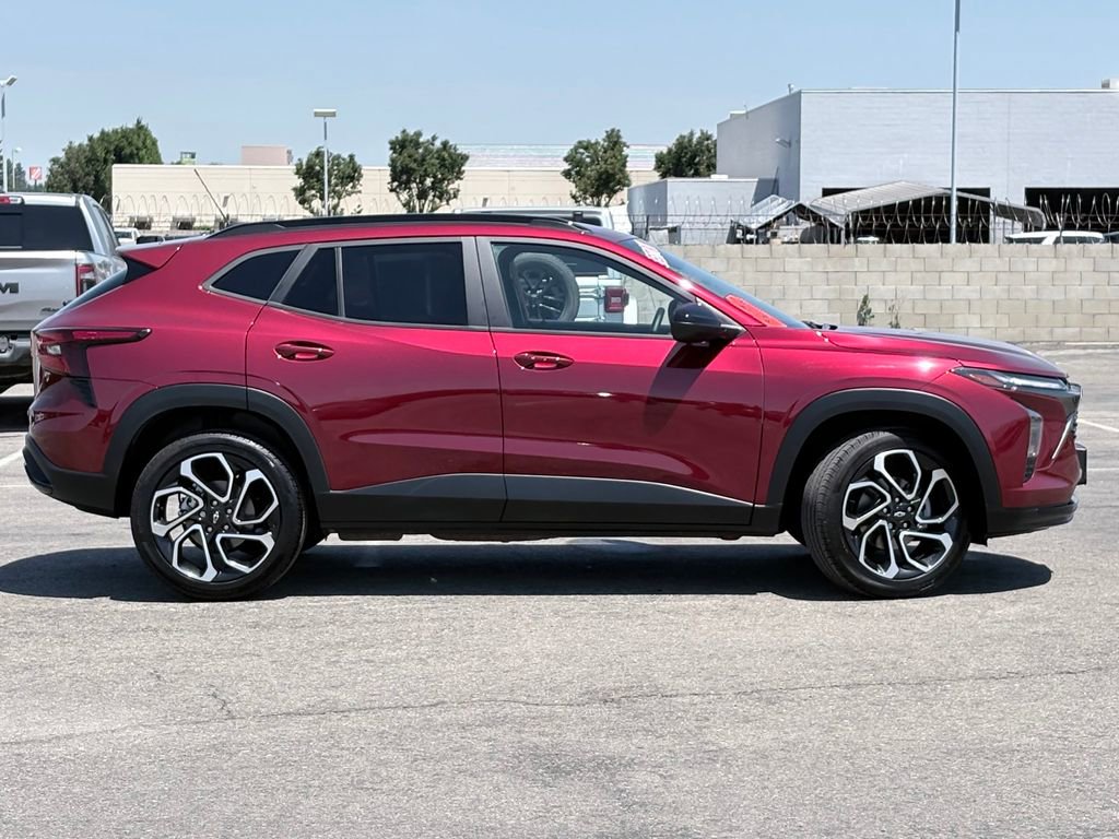 Used 2025 Chevrolet Trax RS FWD image 4