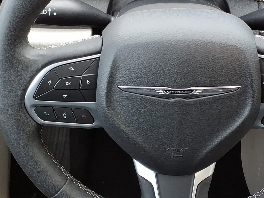 Used 2023 Chrysler Pacifica Limited FWD image 10