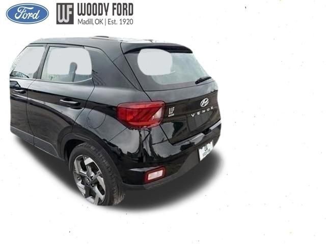 Used 2025 Hyundai Venue SEL FWD image 3