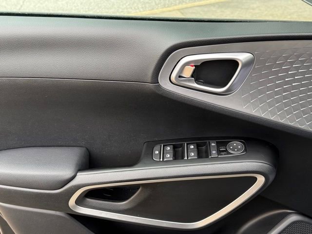 Used 2025 Kia Soul LX FWD image 15