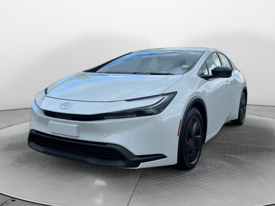 Used 2025 Toyota Prius LE FWD image 3
