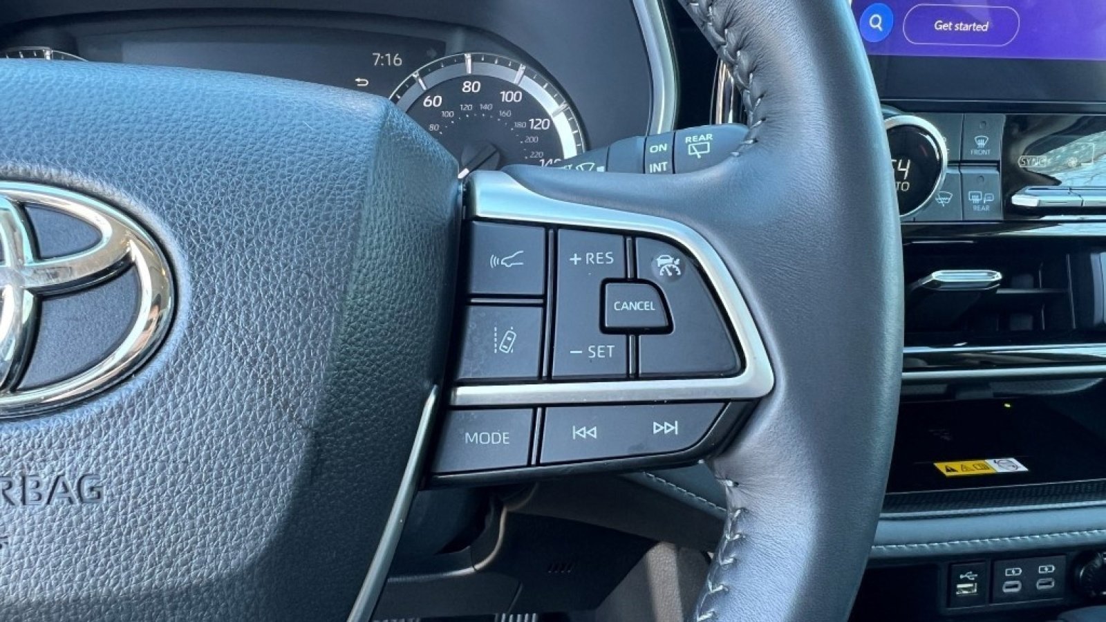 Used 2024 Toyota Highlander XLE image 27