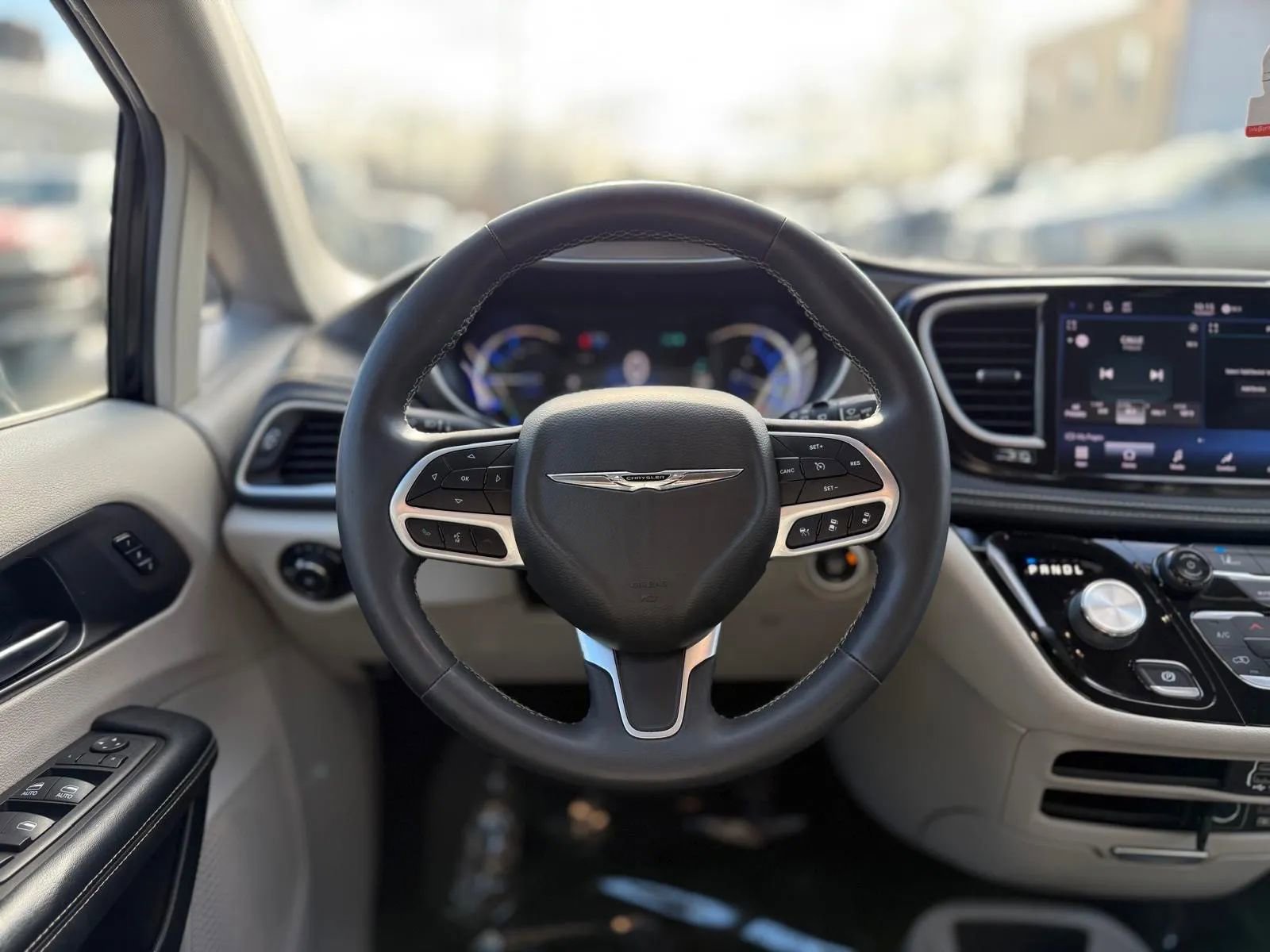 Used 2022 Chrysler Pacifica Touring-L image 15