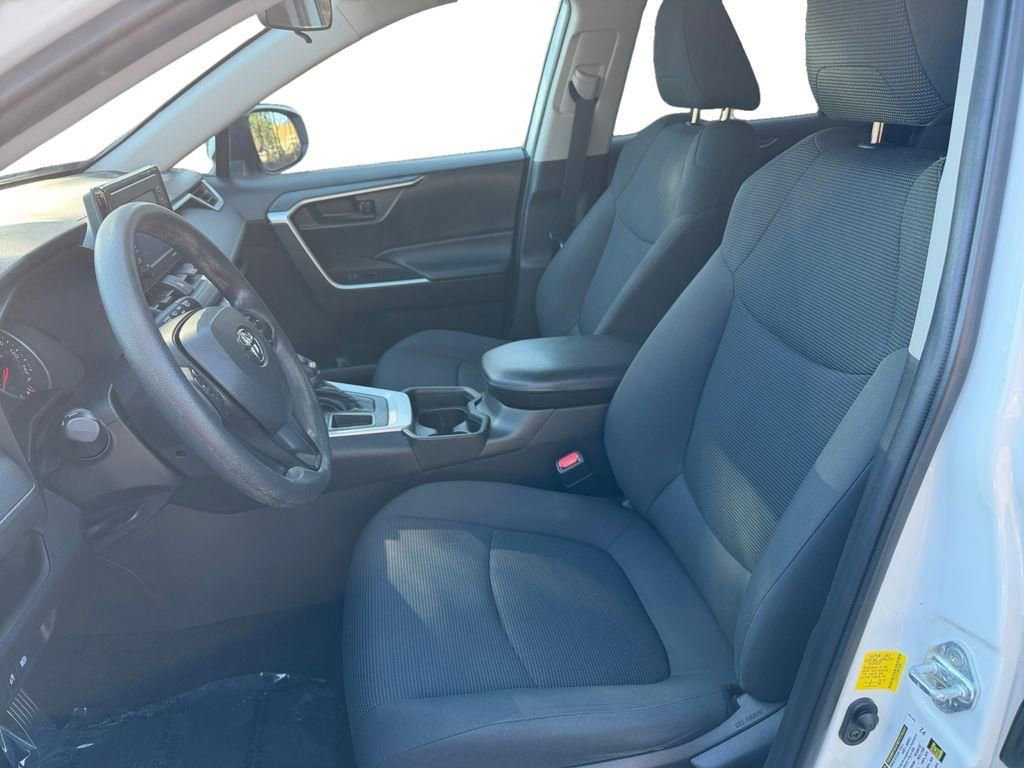 Used 2021 Toyota RAV4 LE image 9