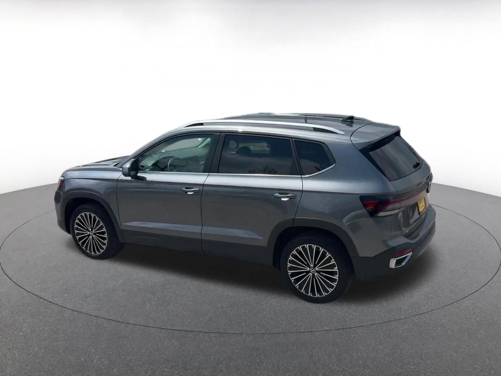Used 2025 Volkswagen Taos SE FWD image 10