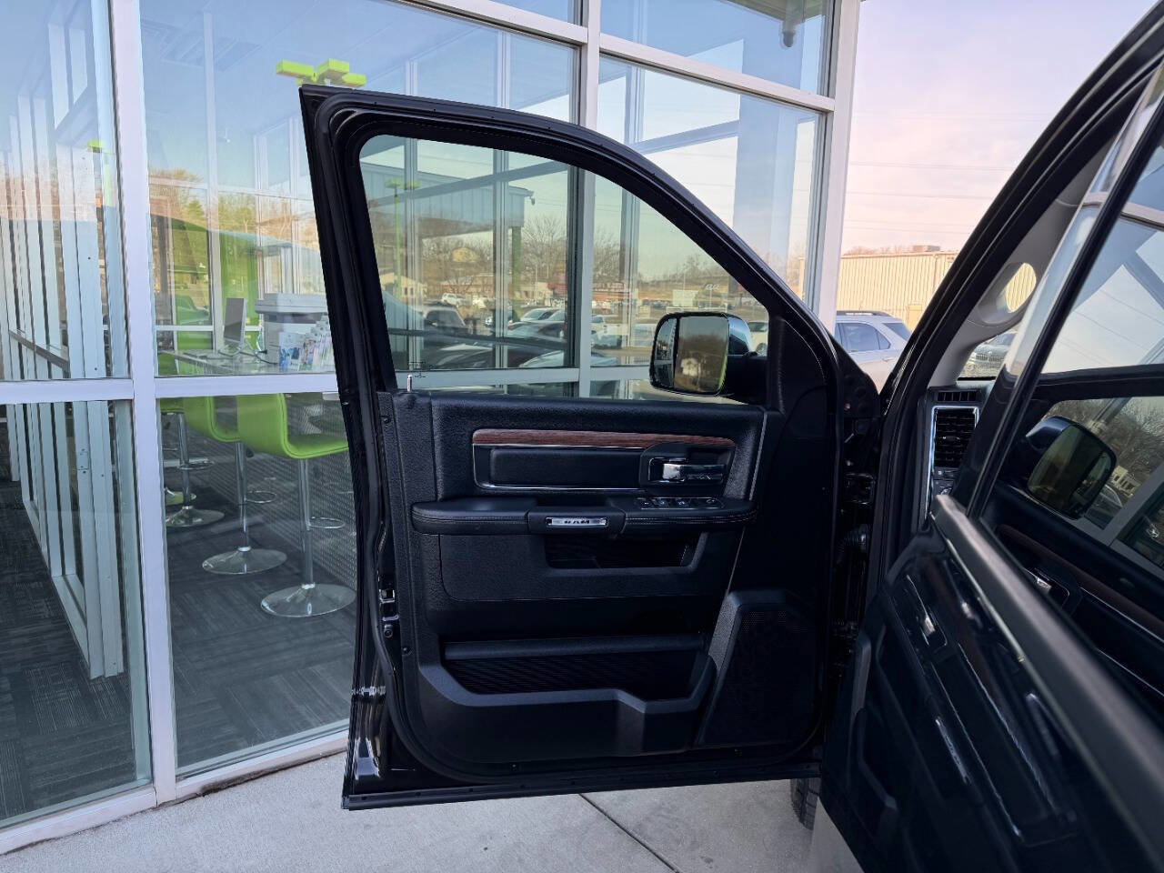 Used 2018 RAM 1500 Laramie AWD/4WD image 44