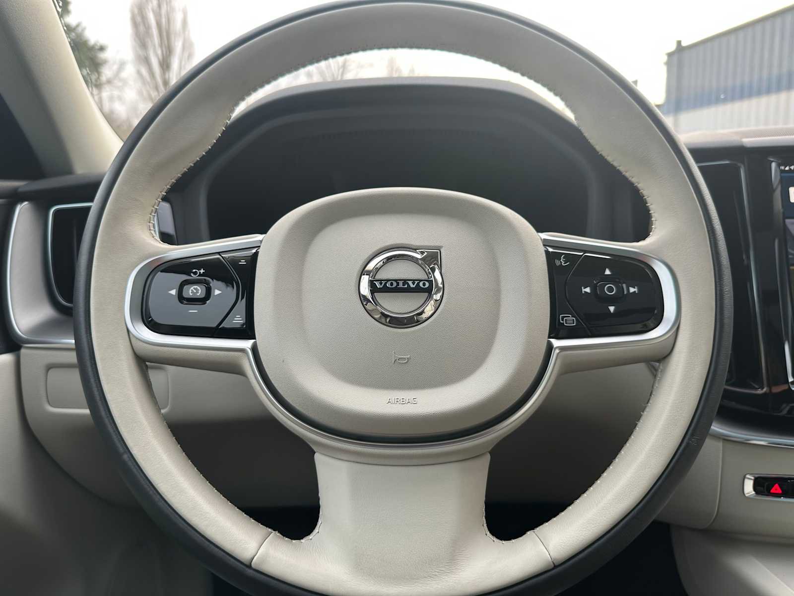 Used 2025 Volvo XC60 B5 Plus w/ Protection Package Premier image 24