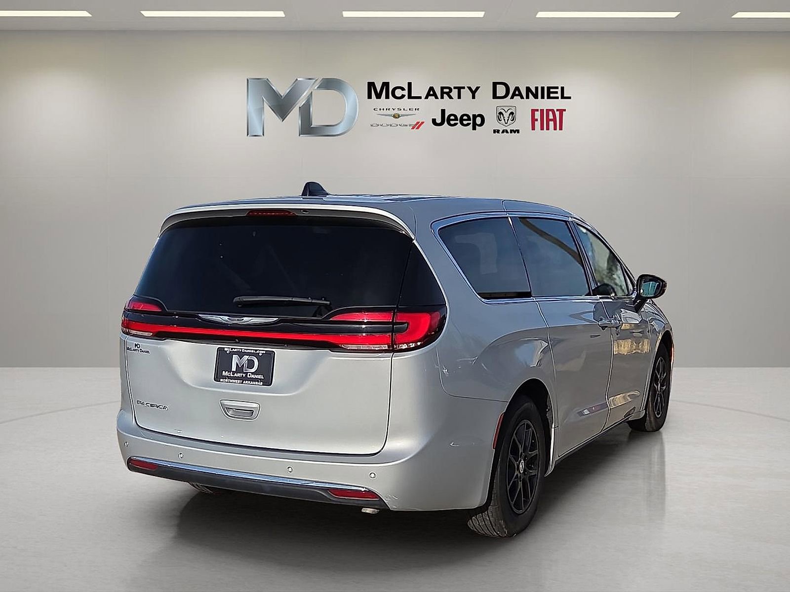 Used 2024 Chrysler Pacifica Touring-L image 5