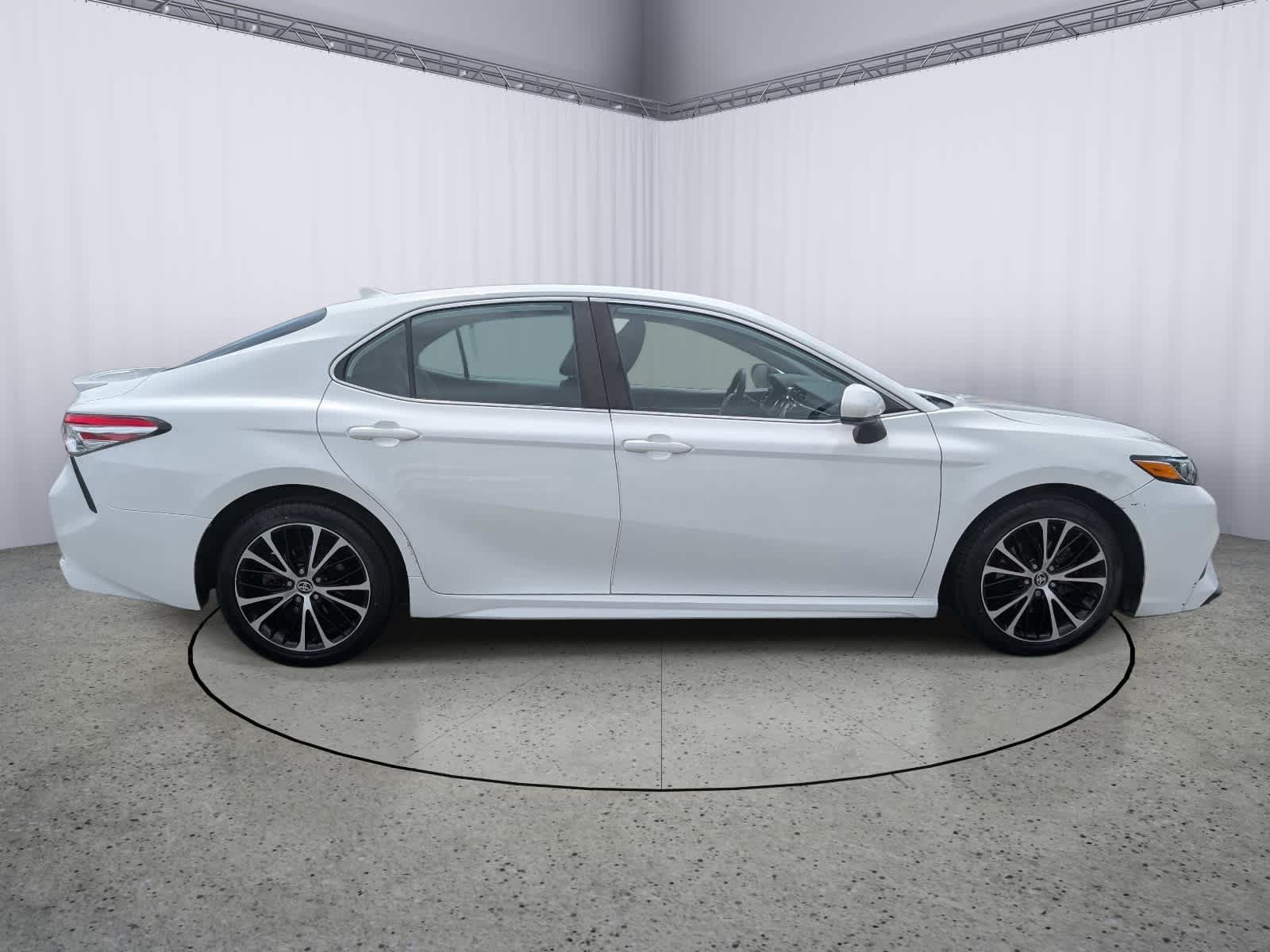 Used 2020 Toyota Camry SE FWD image 2