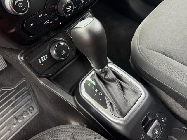 Used 2023 Jeep Renegade Latitude AWD/4WD image 19